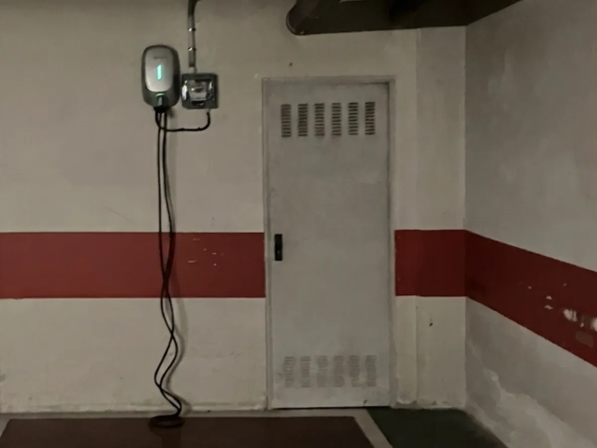 Instalación de punto de recarga para coche eléctrico en garaje comunitario en Zaragoza